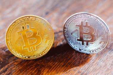 8 Eylül 2021, Brezilya. Bu resimde Bitcoin madeni para var. Bu merkezi olmayan bir para birimi, nokta nokta işlemler için elektronik bir para.