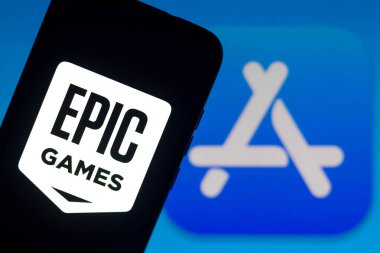 13 Eylül 2021, Brezilya. Bu resimde Epic Games logosu arka planda Apple Store logosu olan bir akıllı telefonda gösteriliyor.