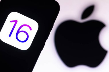 14 Eylül 2021, Brezilya. Bu resimde iOS 16 logosu arka planda Apple logosu olan bir akıllı telefonda gösteriliyor.
