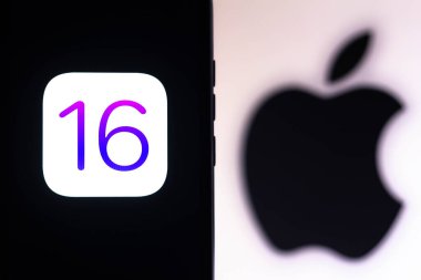 14 Eylül 2021, Brezilya. Bu resimde iOS 16 logosu arka planda Apple logosu olan bir akıllı telefonda gösteriliyor.