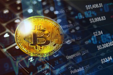 15 Eylül 2021, Brezilya. Bu resimde Bitcoin madeni para var. Bu merkezi olmayan bir para birimi, nokta nokta işlemler için elektronik bir para.