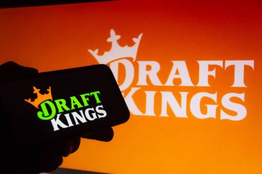 22 Eylül 2021, Brezilya. Bu resimde DraftKings logosu akıllı telefondan gösteriliyor.