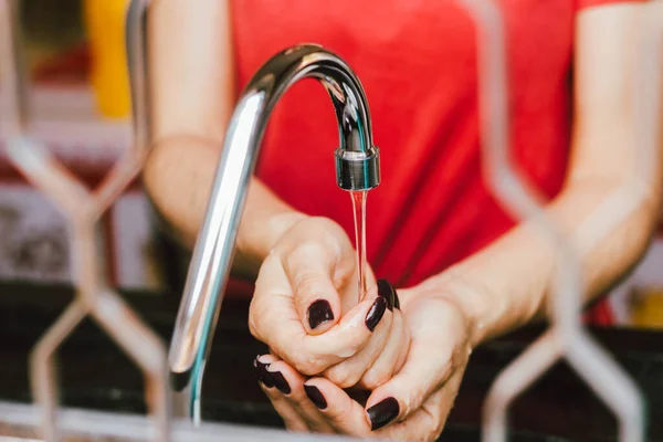 女性は蛇口に手を洗い — ストック写真
