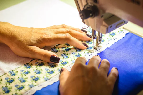 Näherin Arbeitet Der Modewerkstatt Der Nähmaschine — Stockfoto