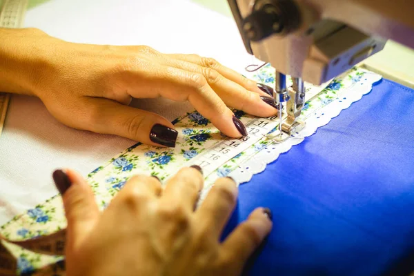 Seamstress Working Sewing Machine Fashion Workshop — Stock Photo, Image