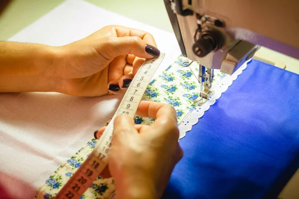 Näherin Überprüft Die Maße Maßband Der Modewerkstatt — Stockfoto