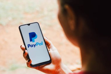 28 Eylül 2021, Brezilya. Bu resimde PayPal logosu akıllı telefondan gösteriliyor.