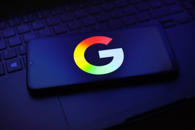 Google logosu 15 Aralık 2025 'te Reno, ABD' deki bu resimde akıllı telefon ekranında görünüyor.
