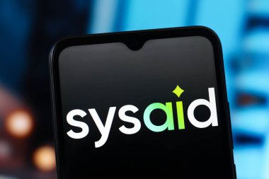 Bu resimde, SysAid Technologies (Sys Aid) logosu akıllı telefon ekranında görüntülenir