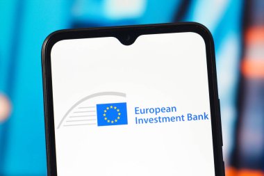 Bu resimde, Avrupa Yatırım Bankası (EIB) logosu akıllı telefon ekranında görüntülenmektedir