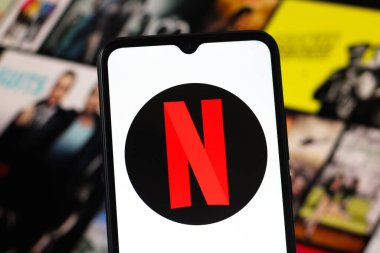 Bu resimde Netflix logosu akıllı telefon ekranında görüntülenir