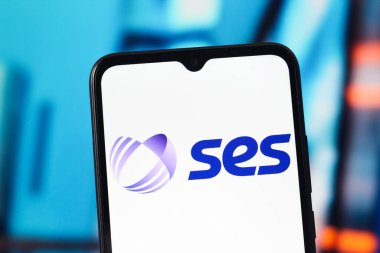 Bu resimde, SES S.A. logosu akıllı telefon ekranında görüntülenir.