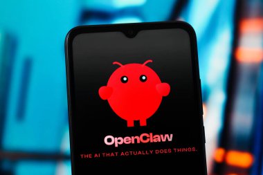 Bu resimde, OpenClaw AI (Açık Pençe) logosu akıllı telefon ekranında görüntülenir