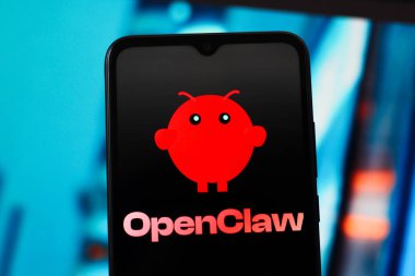 Bu resimde, OpenClaw AI (Açık Pençe) logosu akıllı telefon ekranında görüntülenir