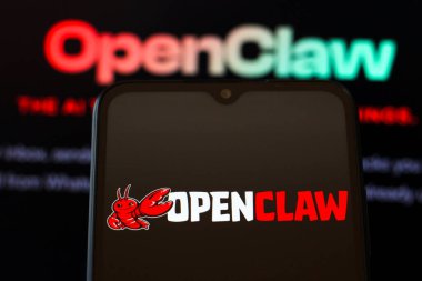 Bu resimde, OpenClaw AI (Açık Pençe) logosu akıllı telefon ekranında görüntülenir