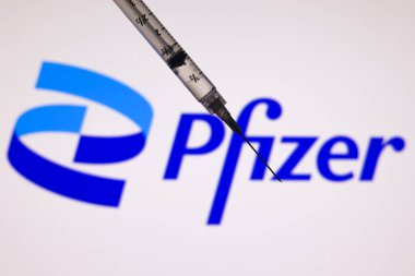 Pfizer logosu 3 Şubat 2026 'da Kanada' nın Ontario kentindeki bu fotoğraf illüstrasyonunda tıbbi bir şırıngayla ekranda belirdi.