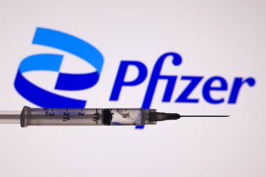 Pfizer logosu 3 Şubat 2026 'da Kanada' nın Ontario kentindeki bu fotoğraf illüstrasyonunda tıbbi bir şırıngayla ekranda belirdi.