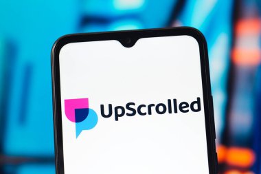 Bu fotoğraf illüstrasyonunda, UpScrolled (Yukarı Kaydırılmış) logosu bir akıllı telefon ekranında görüntülenir