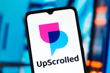 Bu fotoğraf illüstrasyonunda, UpScrolled (Yukarı Kaydırılmış) logosu bir akıllı telefon ekranında görüntülenir
