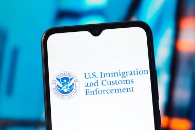 Bu resimde ABD Göçmenlik ve Gümrük Muhafaza Bürosu 'nun (ICE) logosu akıllı telefon ekranında görüntülenmektedir.