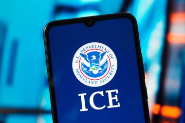 Bu resimde ABD Göçmenlik ve Gümrük Muhafaza Bürosu 'nun (ICE) logosu akıllı telefon ekranında görüntülenmektedir.