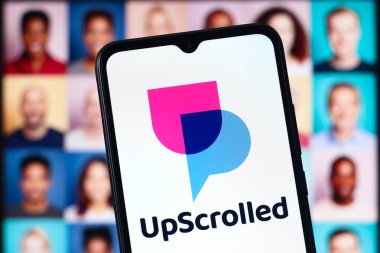 Bu fotoğraf illüstrasyonunda, UpScrolled (Yukarı Kaydırılmış) logosu bir akıllı telefon ekranında görüntülenir
