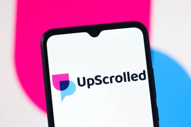 Bu fotoğraf illüstrasyonunda, UpScrolled (Yukarı Kaydırılmış) logosu bir akıllı telefon ekranında görüntülenir