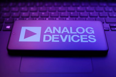 Analog Aygıtları logosu 9 Mart 2026 'da Ontario, Kanada' daki bu fotoğraf illüstrasyonunda akıllı telefon ekranında görünür..