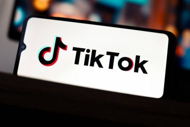 TikTok logosu 3 Mart 2026 'da Ontario, Kanada' daki bu fotoğraf illüstrasyonunda akıllı telefon ekranında gösterilir..
