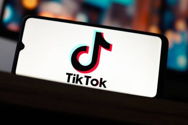 TikTok logosu 3 Mart 2026 'da Ontario, Kanada' daki bu fotoğraf illüstrasyonunda akıllı telefon ekranında gösterilir..