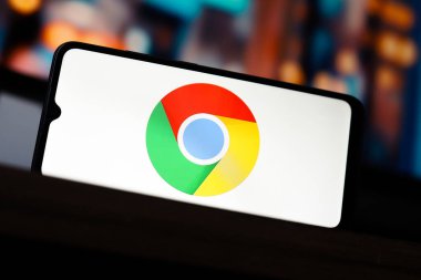 Google Chrome logosu 3 Mart 2026 'da Ontario, Kanada' daki bu fotoğraf illüstrasyonunda akıllı telefon ekranında gösterilir..