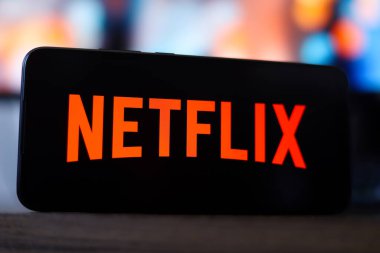 Netflix logosu 3 Mart 2026 'da Ontario, Kanada' daki bu fotoğraf illüstrasyonunda akıllı telefon ekranında gösterilir..