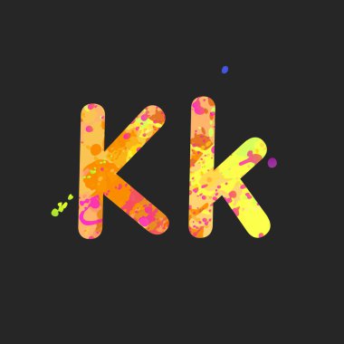 K harfleri büyük ve küçük harfler. Sarı, turuncu, mor renkli sıvı boya lekeleri koyu gri renkte izole edilmiş.