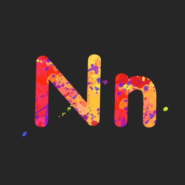 N büyük ve küçük harfler, kırmızı, mor ve sarı renkli sıvı boya lekeleri koyu gri renkte izole edilmiş.