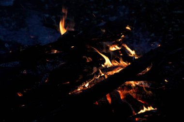 Gecenin ilerleyen saatlerinde, yanan dalların yazında