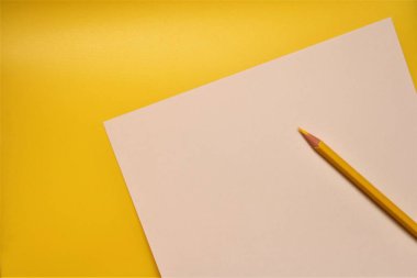 Beyaz kağıt üzerinde sarı kalem