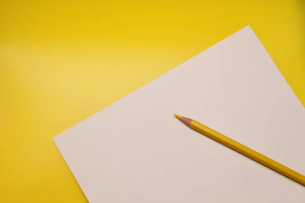 Lápiz Amarillo Sobre Papel Blanco —  Fotos de Stock