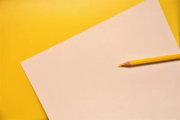 Lápiz Amarillo Sobre Papel Blanco — Foto de Stock