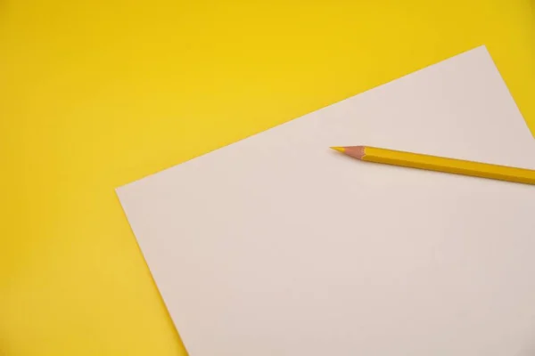 Lápiz Amarillo Sobre Papel Blanco —  Fotos de Stock