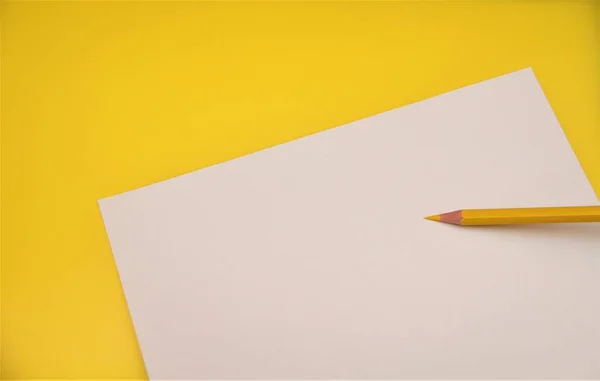 Lápiz Amarillo Sobre Papel Blanco —  Fotos de Stock