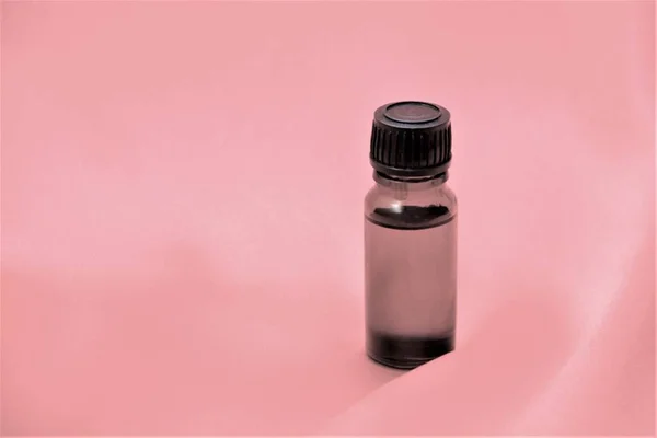 Aceite Esencial Sobre Paño Rosa — Foto de Stock