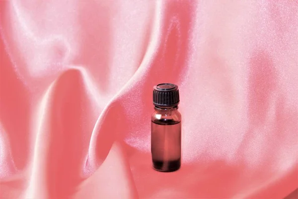 Aceite Esencial Sobre Paño Rosa — Foto de Stock