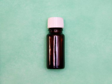 Parlak bir masa örtüsü üzerinde gerekli yağ