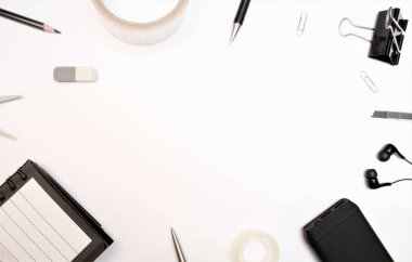 Ofis malzemeleri masaüstünde.