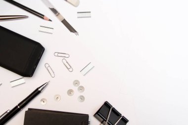 Ofis malzemeleri masaüstünde.