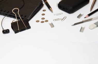 Ofis malzemeleri masaüstünde.