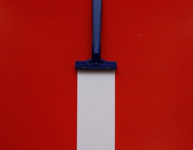 Masaüstünde mavi jilet