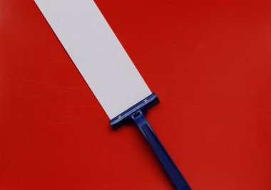 Masaüstünde mavi jilet