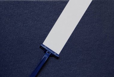 Masaüstünde mavi jilet