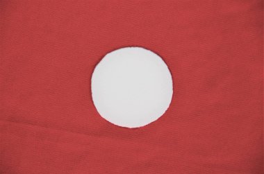 Masaüstünde kırmızı bez